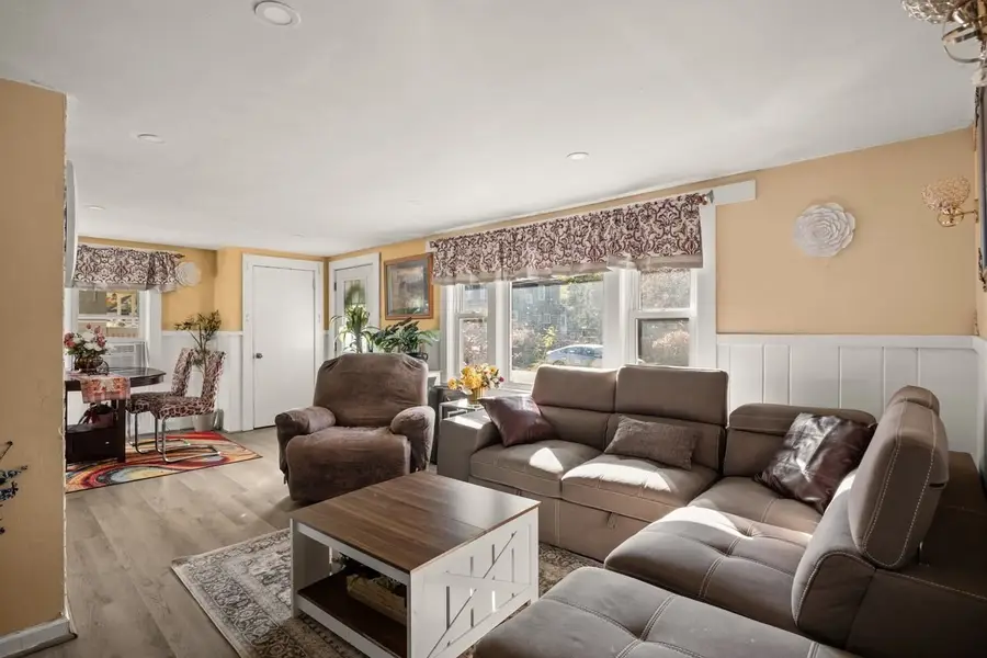 27 Woodbine St, Brockton, MA 02301 - #3