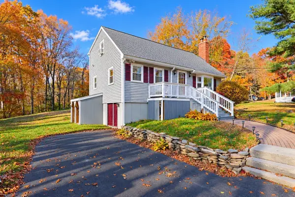 865 Rocky Woods St, Taunton, MA 02780