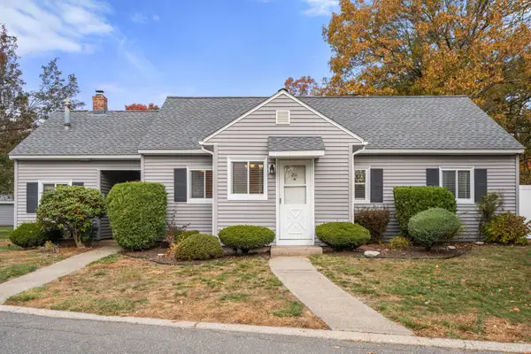 211 Horseshoe Dr #211, Chicopee, MA 01022