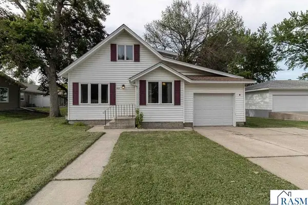 462 E Washington St, Le Center, MN 56057