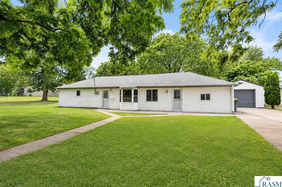 315 NE Buck Avenue, Madelia, MN 56062 - #1
