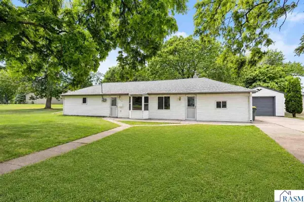 315 NE Buck Avenue, Madelia, MN 56062