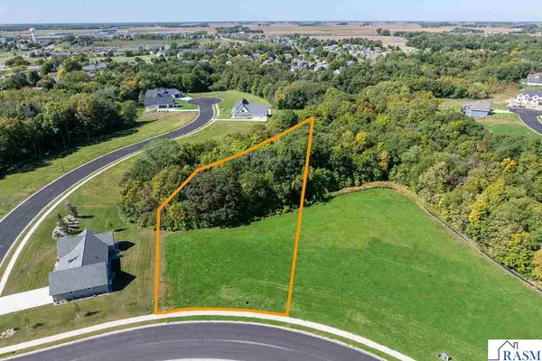 2113 Deerwood Drive, North Mankato, MN 56003