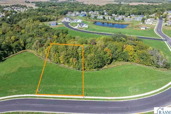 2121 Deerwood Drive, North Mankato, MN 56003
