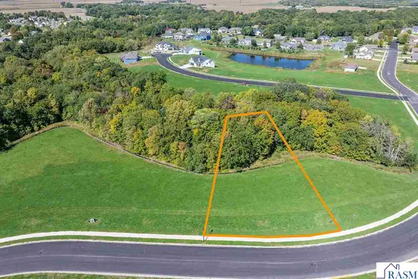 2125 Deerwood Drive, North Mankato, MN 56003