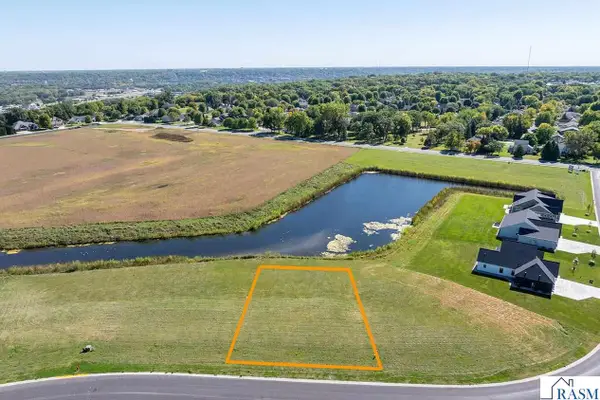 2120 Deerwood Drive, North Mankato, MN 56003