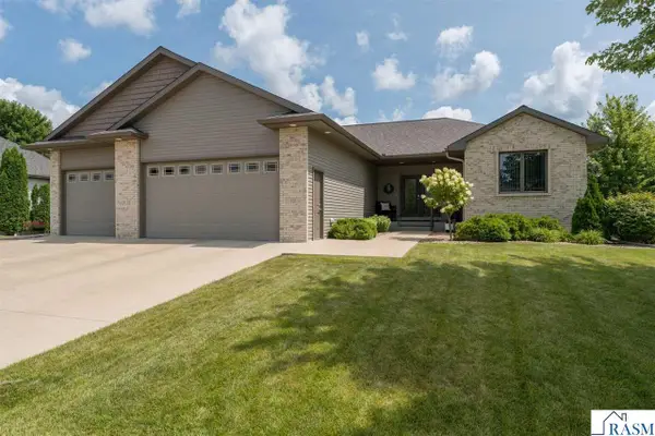 121 Grovebrook Drive, Mankato, MN 56001