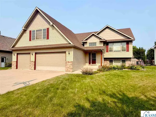 608 Colodoro Lane, Eagle Lake, MN 56024