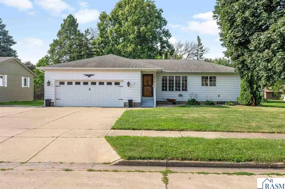 914 School Street, Fairmont, MN 56031 - #1
