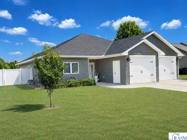 1122 Crystal Lake Drive, Lake Crystal, MN 56055-2410