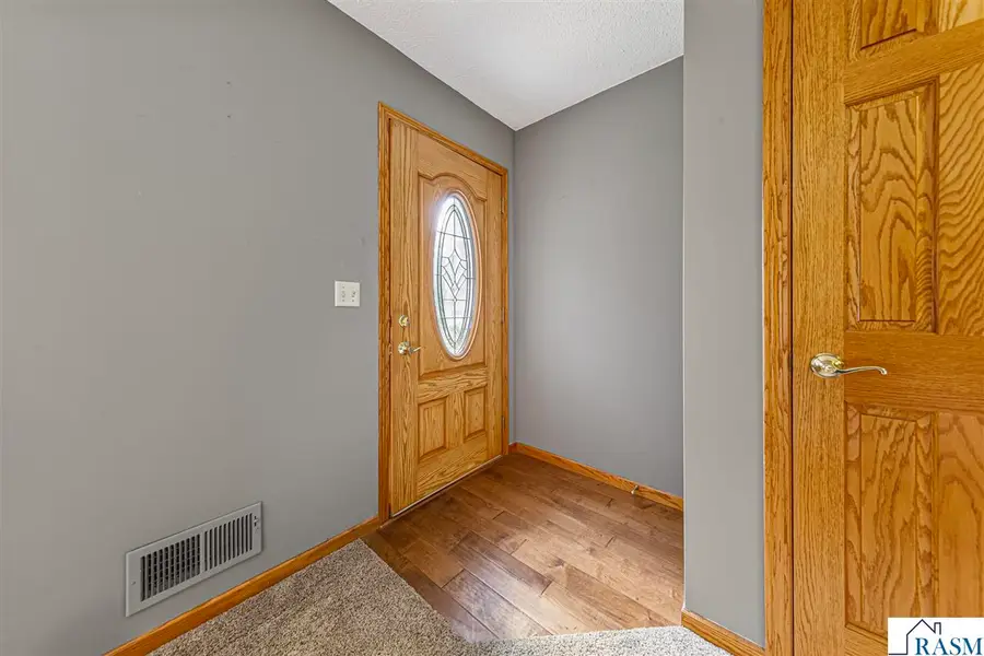606 N 9th St, Saint Peter, MN 56082 - #2