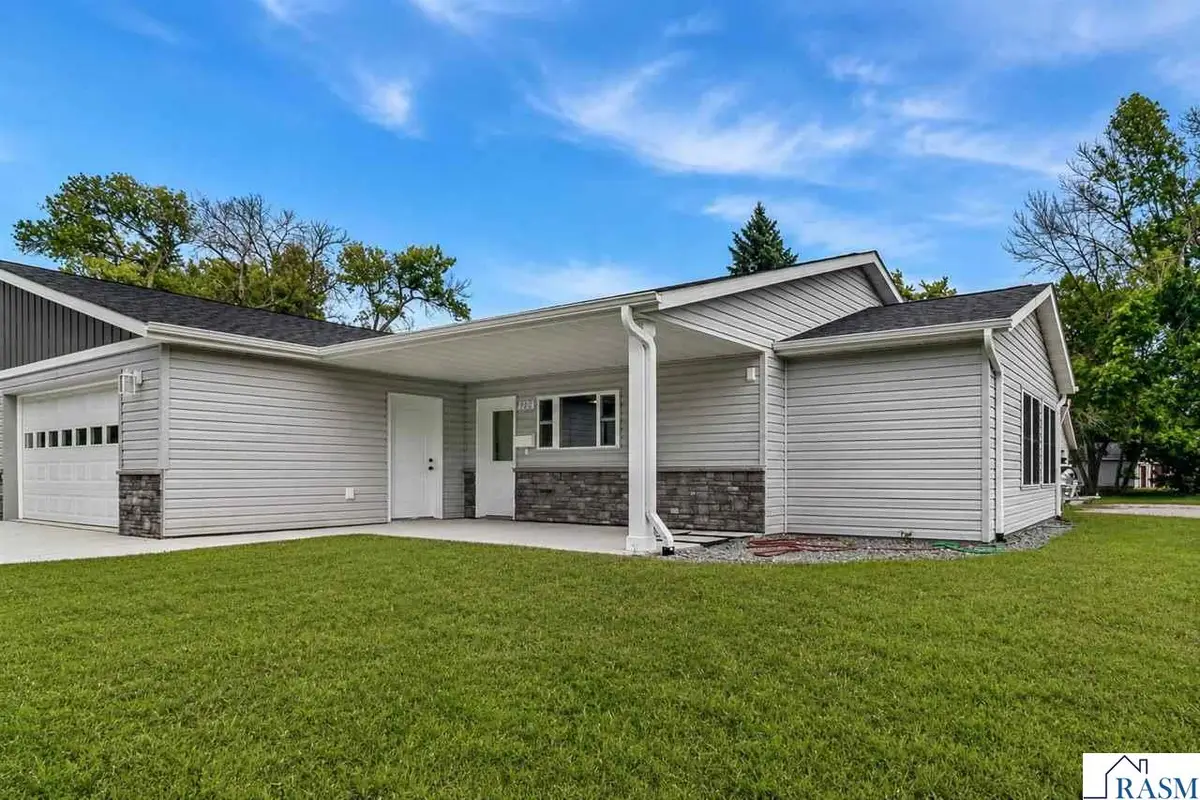 122 SW Cox Avenue, Madelia, MN 56062 - #1