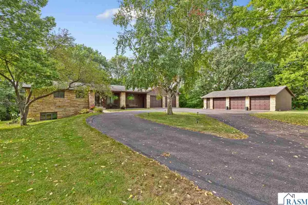 23 Holiday Court, North Mankato, MN 56003