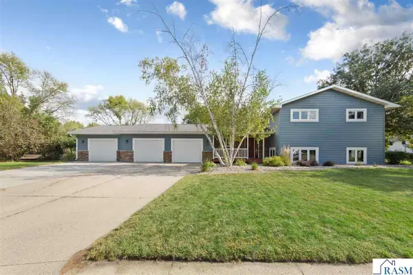 1552 Nottingham Drive, North Mankato, MN 56003