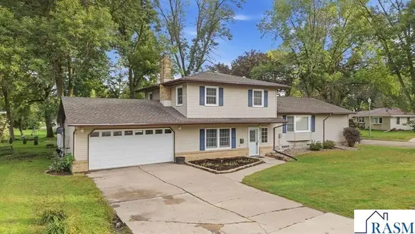 215 Queens Drive, Blue Earth, MN 56013