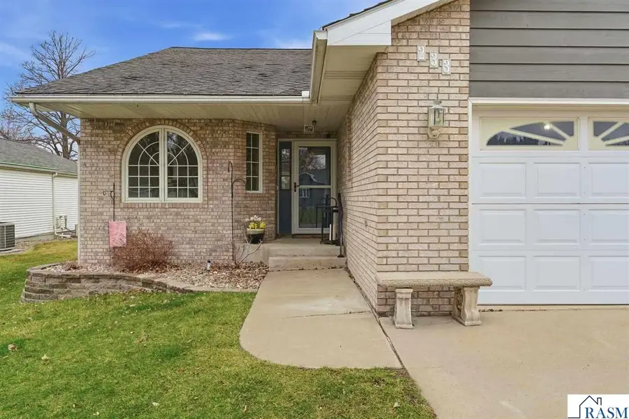 233 SW Gilbert Avenue, Madelia, MN 56062 - #2
