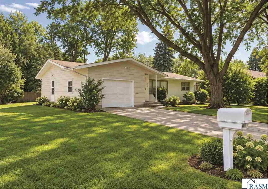 130 Eastwood Dr, Mankato, MN 56001 - #2