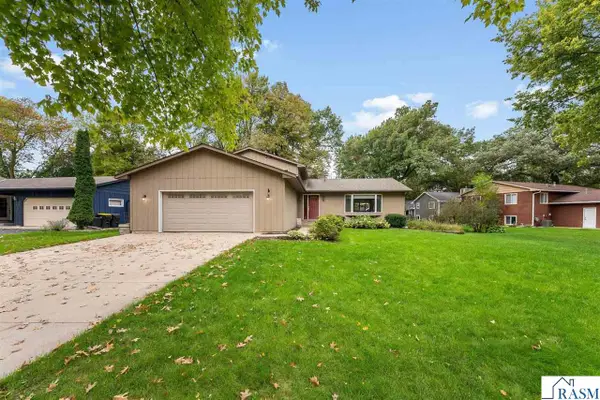 1003 Shady Oak Drive, North Mankato, MN 56003