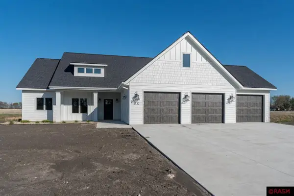 2132 Deerwood Drive, North Mankato, MN 56003