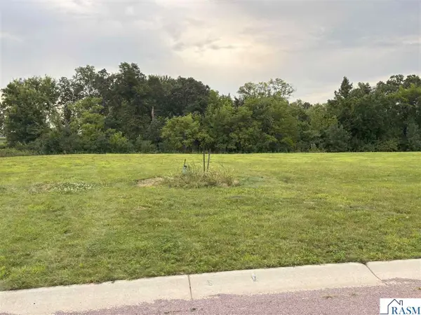 1977 Lexington Lane, North Mankato, MN 56003