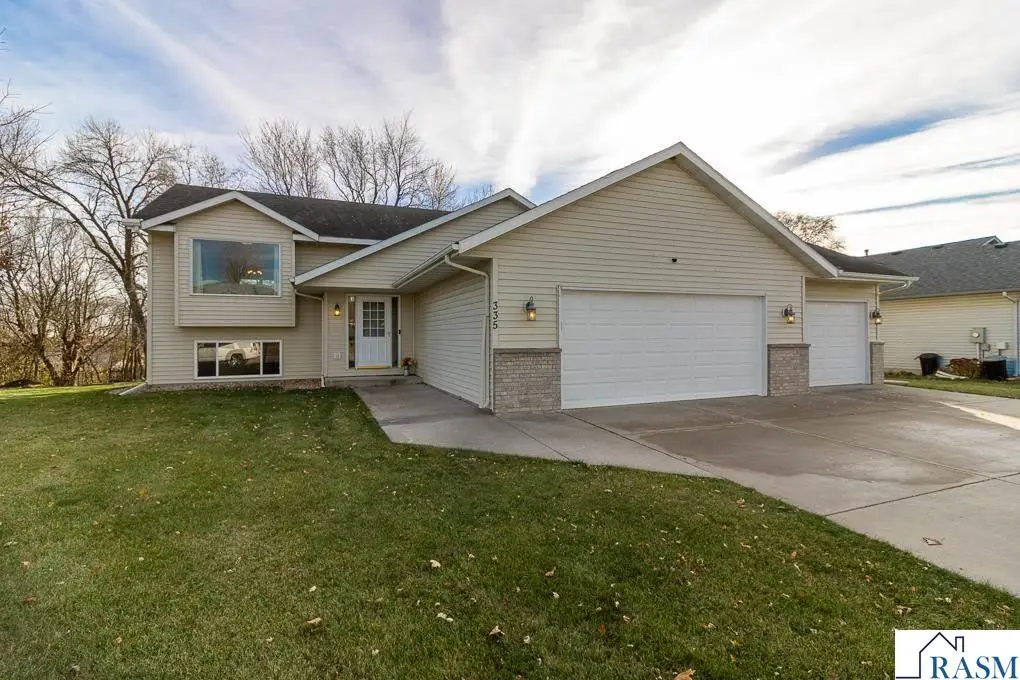 335 E Woodridge Drive, Le Center, MN 56057 - Image #1