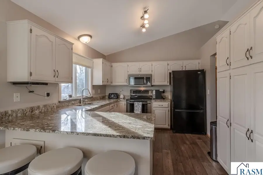 335 E Woodridge Drive, Le Center, MN 56057 - Image #2