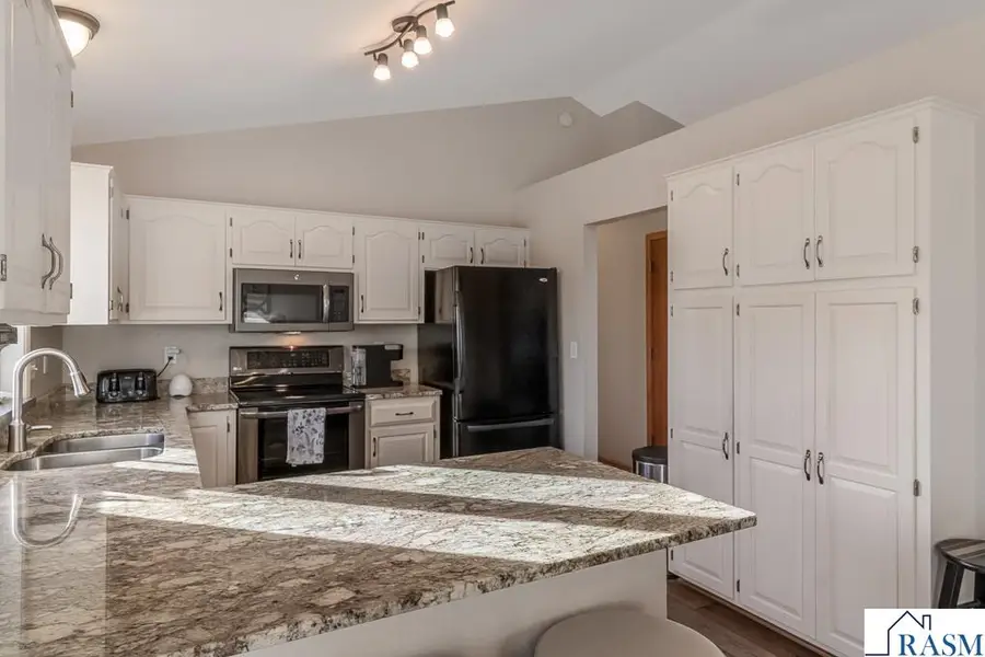 335 E Woodridge Drive, Le Center, MN 56057 - Image #3