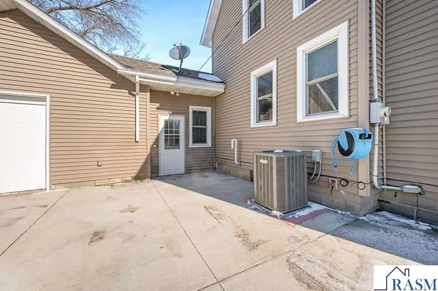 323 E 11th Street, Blue Earth, MN 56013 - #2
