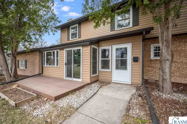 328 S Redwood Drive, Mankato, MN 56001