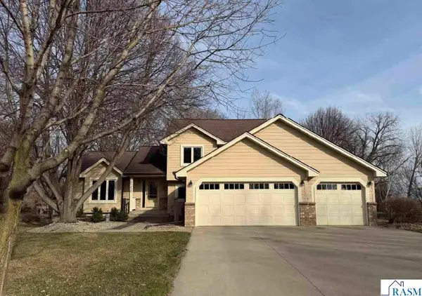 820 Menk Dr, St. Peter, MN 56082