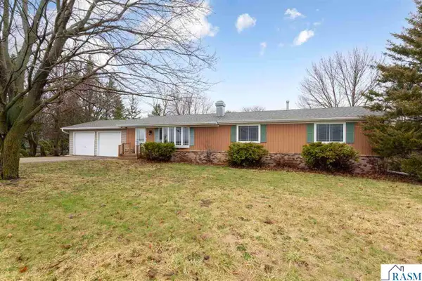 606 Riverdale Rd, Mankato, MN 56001