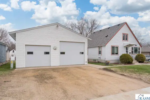 108 LeRay Ave, Eagle Lake, MN 56024