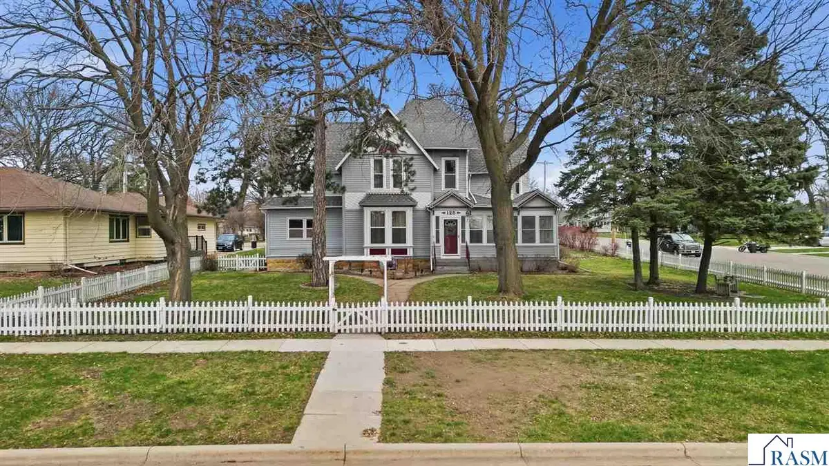 125 E 2nd Street, Blue Earth, MN 56013 - #1