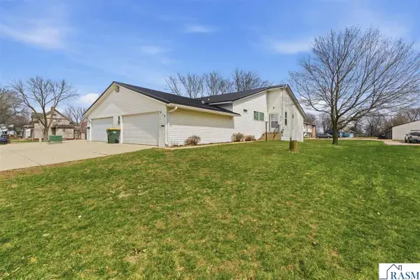 916 N Armstrong Blvd, St. James, MN 56081