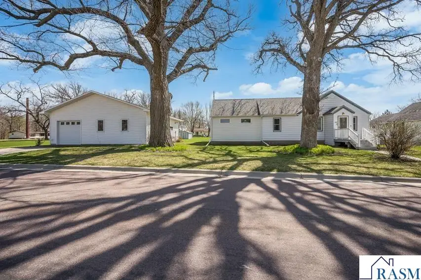 1010 E 5th Street, Blue Earth, MN 56013 - #2