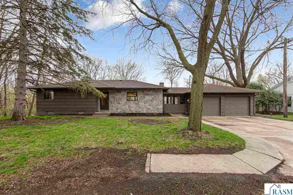 1304 Noretta Drive, North Mankato, MN 56003