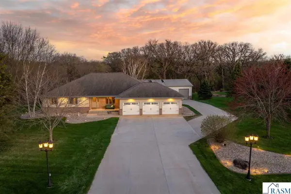 42389 Kerns Drive, North Mankato, MN 56003