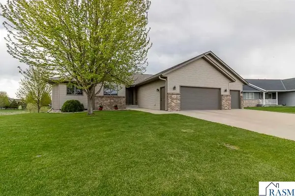 201 Pebble Creek Drive, Mankato, MN 56001