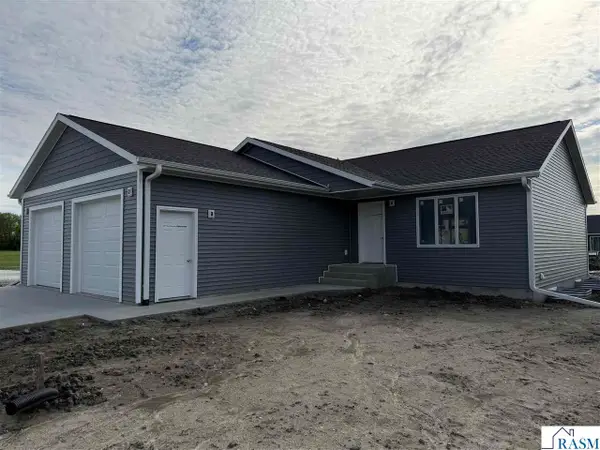 14 Village Lane, New Ulm, MN 56073