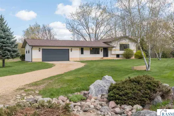 58302 Birch Bluff Lane, North Mankato, MN 56003