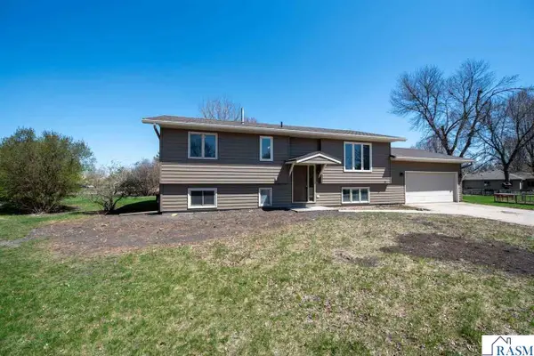 105 Chatsworth Drive, Mankato, MN 56001