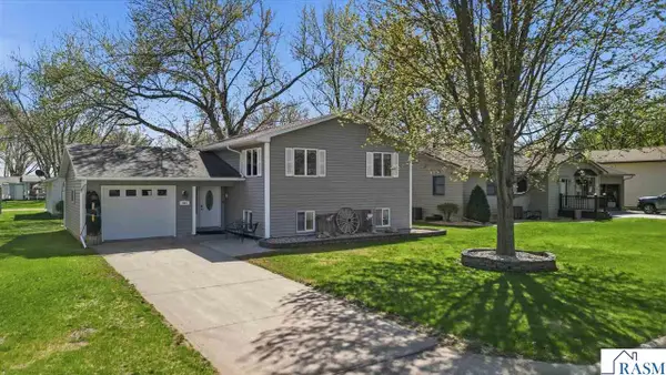 802 1st St SW, Madelia, MN 56062