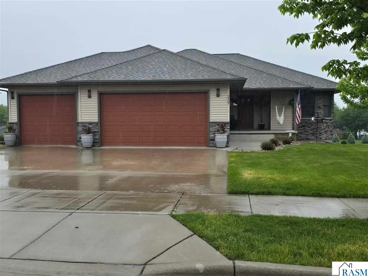 2407 Dacotah Dr, New Ulm, MN 56073 - #1