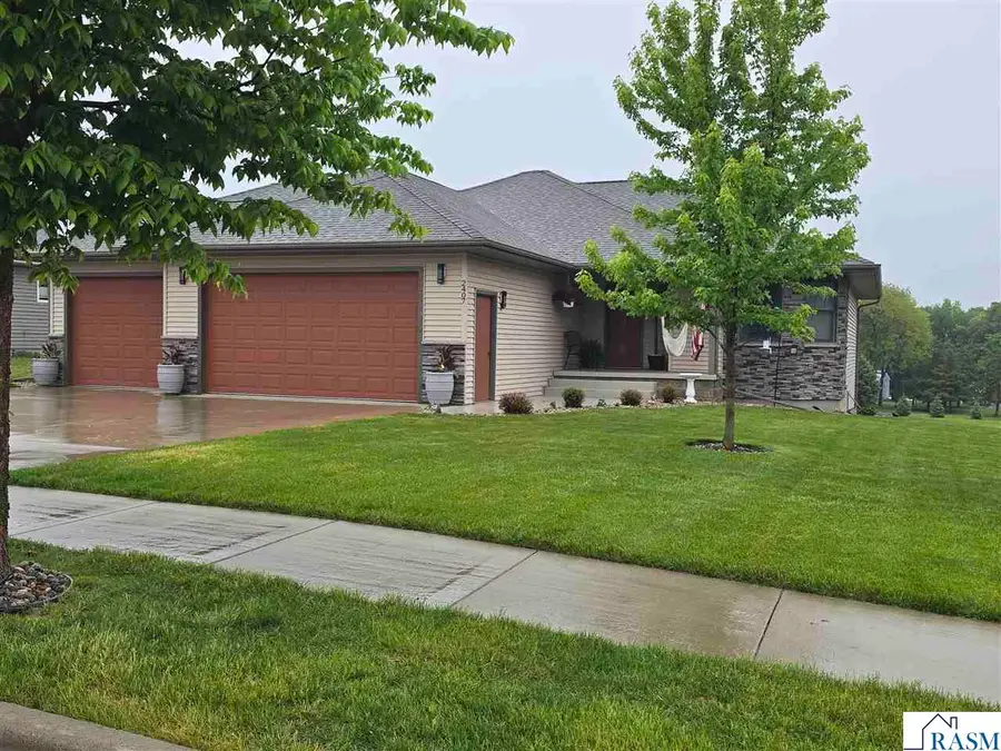 2407 Dacotah Dr, New Ulm, MN 56073 - #2