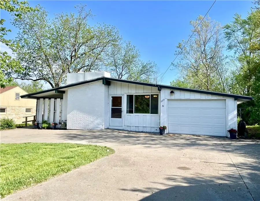 229 W 16th Street, Maryville, MO 64468 - #2