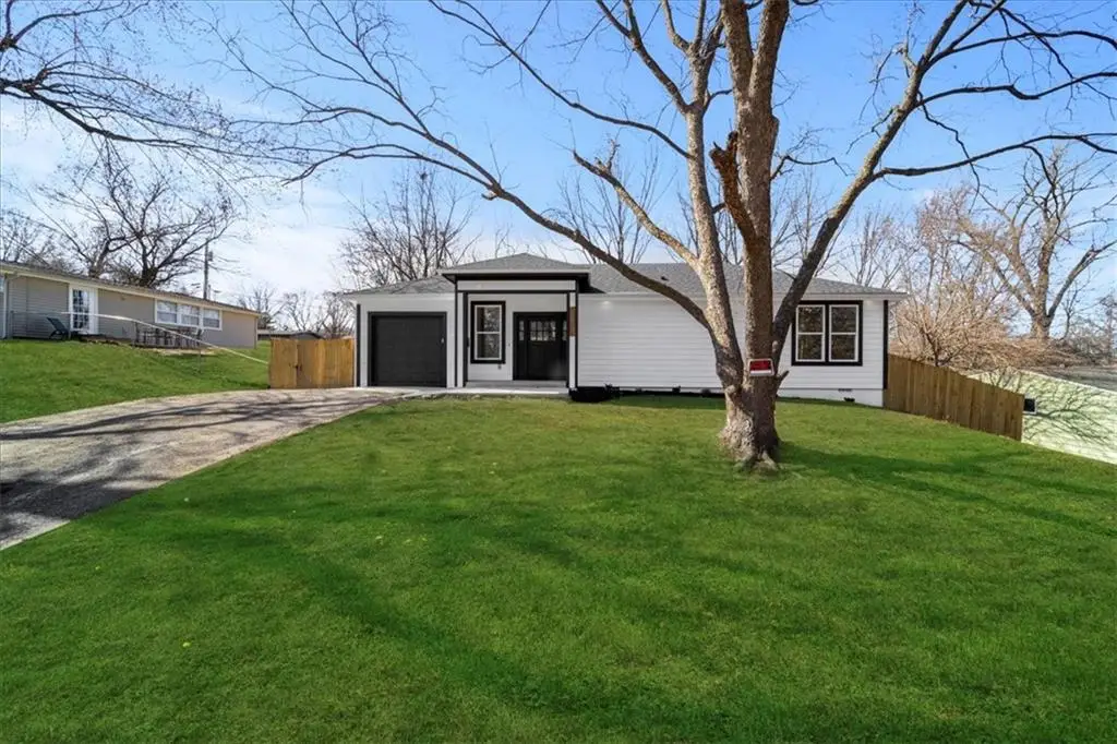 5704 N Woodland Avenue, Gladstone, MO 64118 - #1