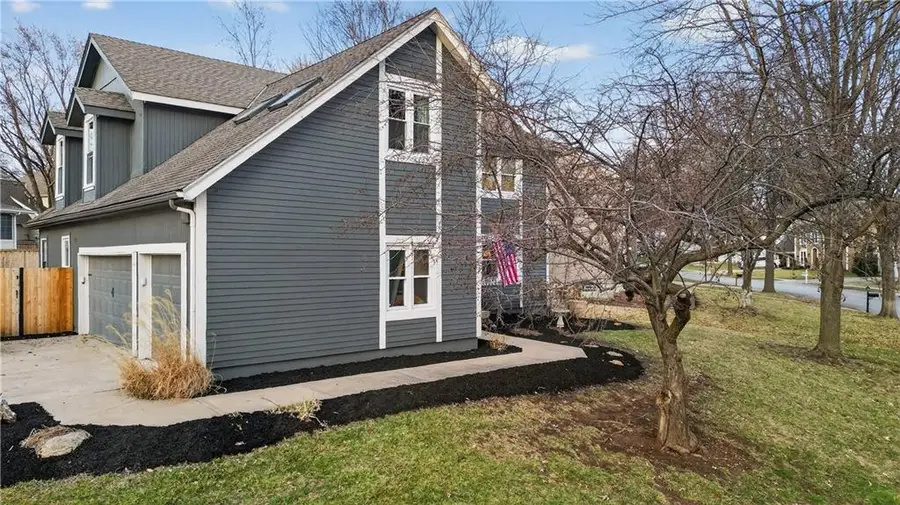 16024 W Beckett Lane, Olathe, KS 66062 - #2