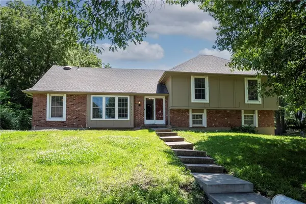 10315 NW Mirror Lake Drive, Parkville, MO 64152