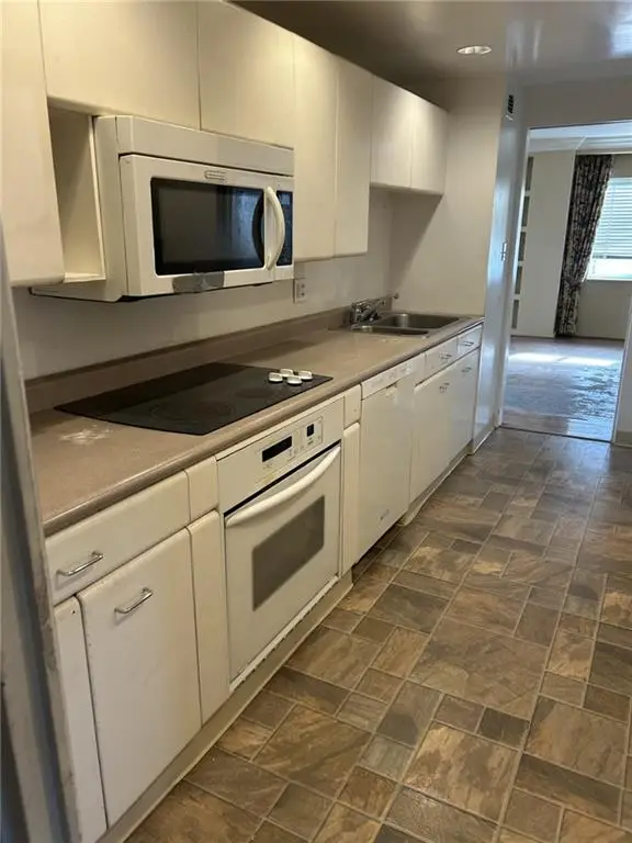 4740 Roanoke Parkway #1104-1105, Kansas City, MO 64112 - Image #2