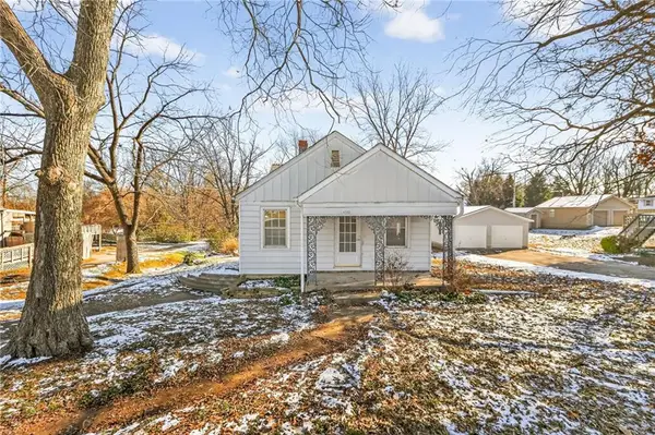 4013 NE Chaumiere Road, Kansas City, MO 64117